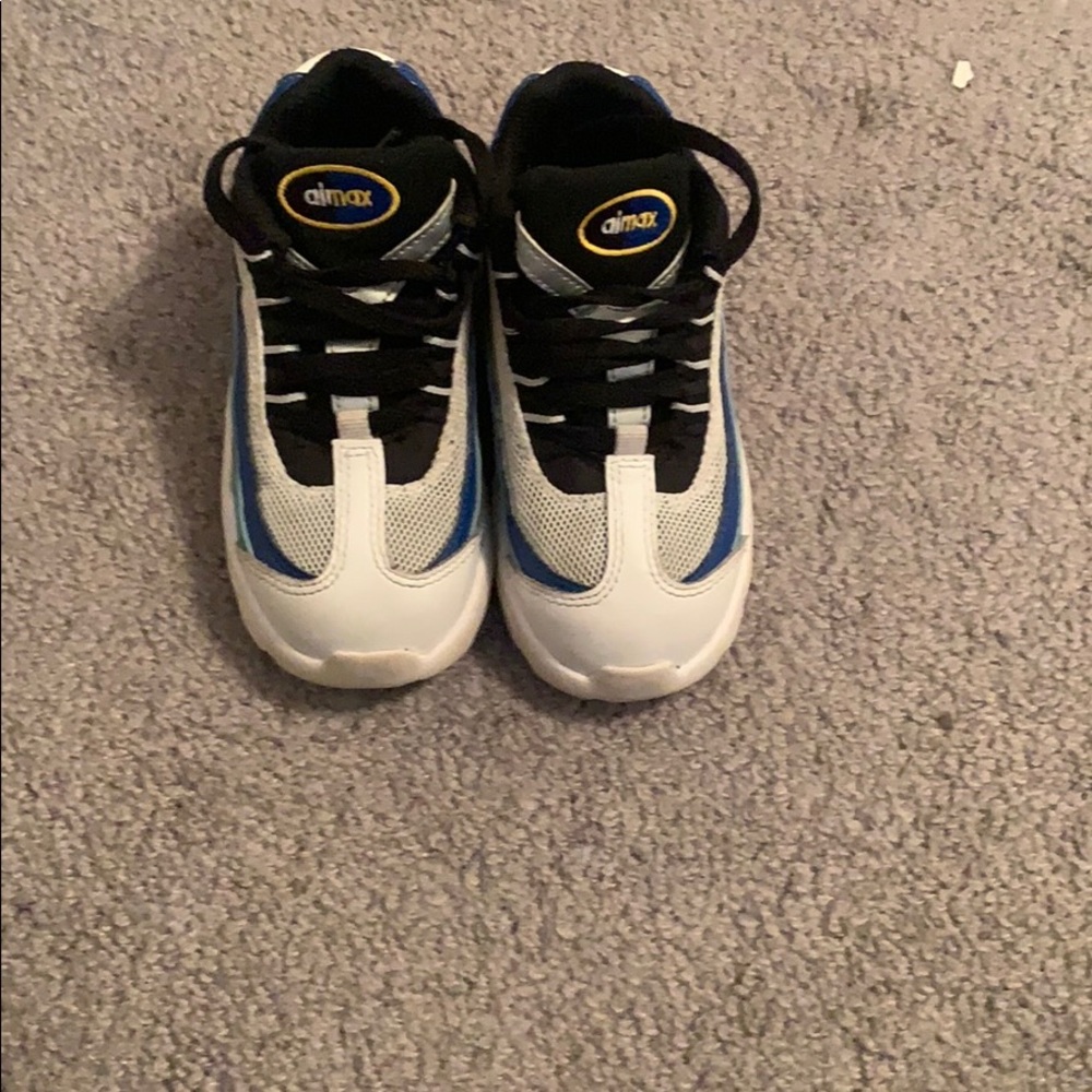 Tennis shoes